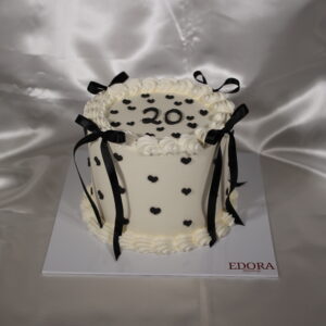 Siyah Kurdeleli ve Kalpli Pasta