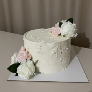 Sade ve Güllü Nişan Pastası